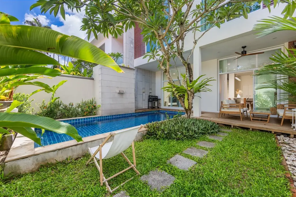 Villa Aura, Най Харн — шезлонг на газоне у бассейна