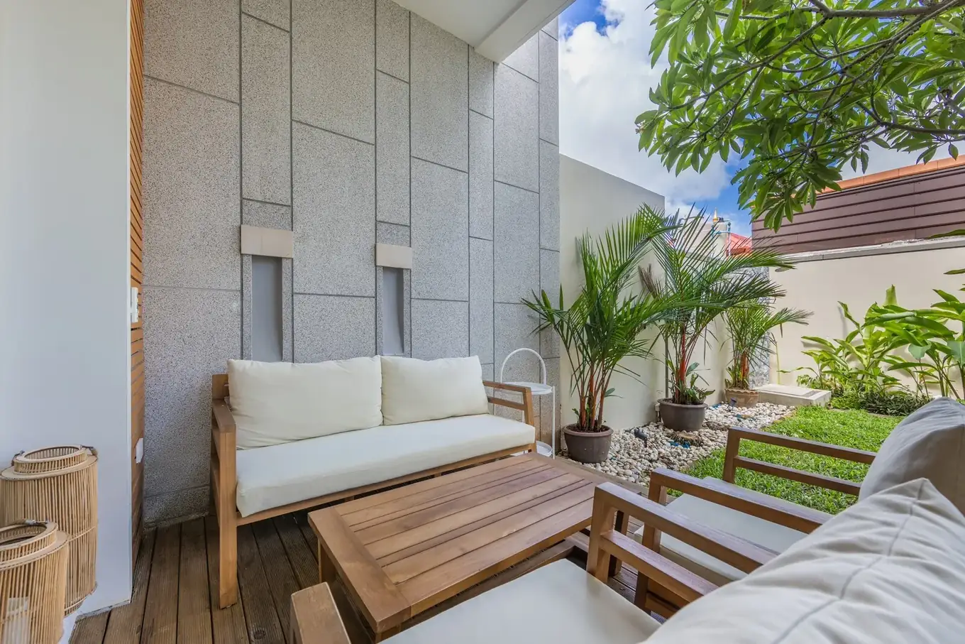 Villa Aura, Най Харн — лаунж-диван на террасе