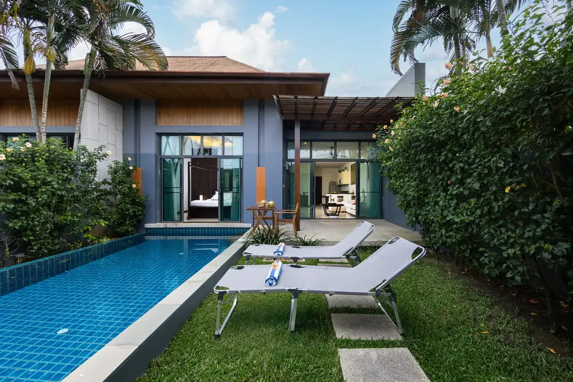 Villa Hahana, Най Харн — бассейн и дорожка из плит