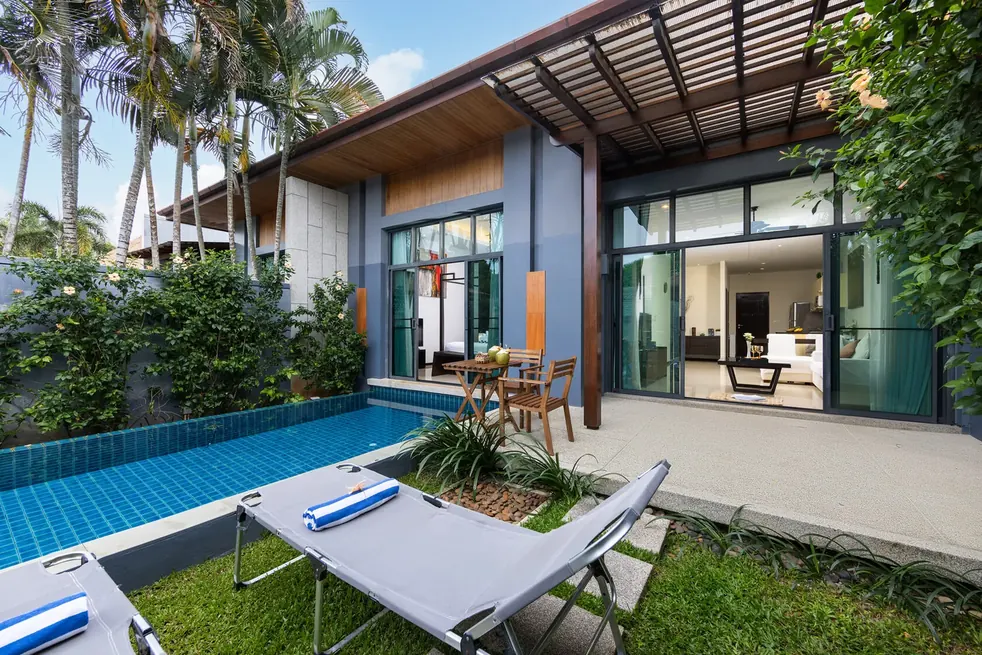 Villa Hahana, Най Харн — терраса с деревянным столиком