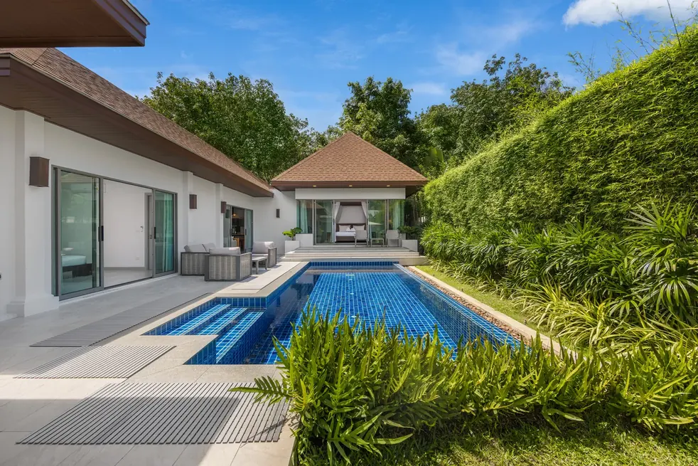 Villa Mauri, Раваи — бассейн вдоль корпуса виллы днём