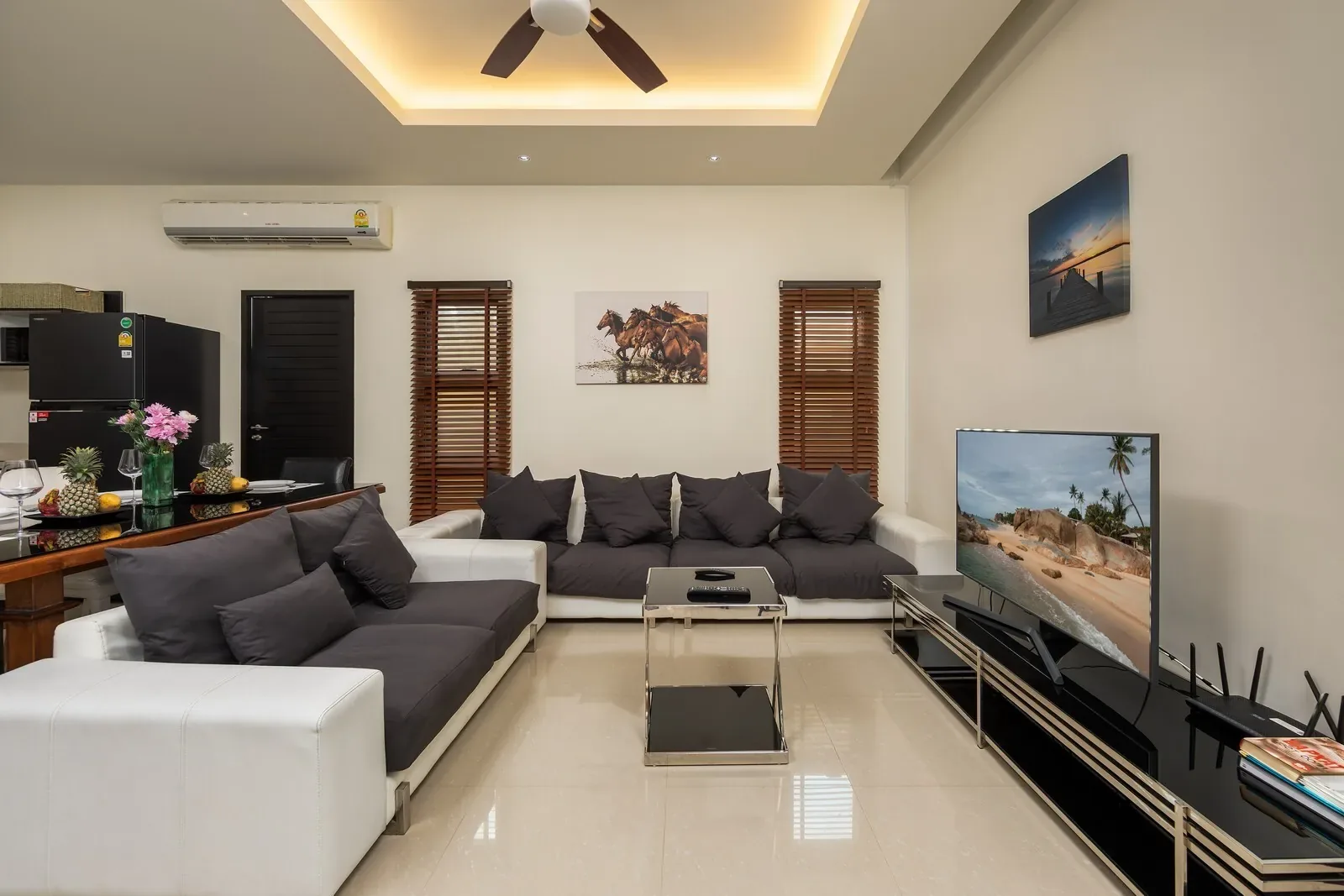 Villa Kaheru, Най Харн — гостиная с телевизором и угловым диваном