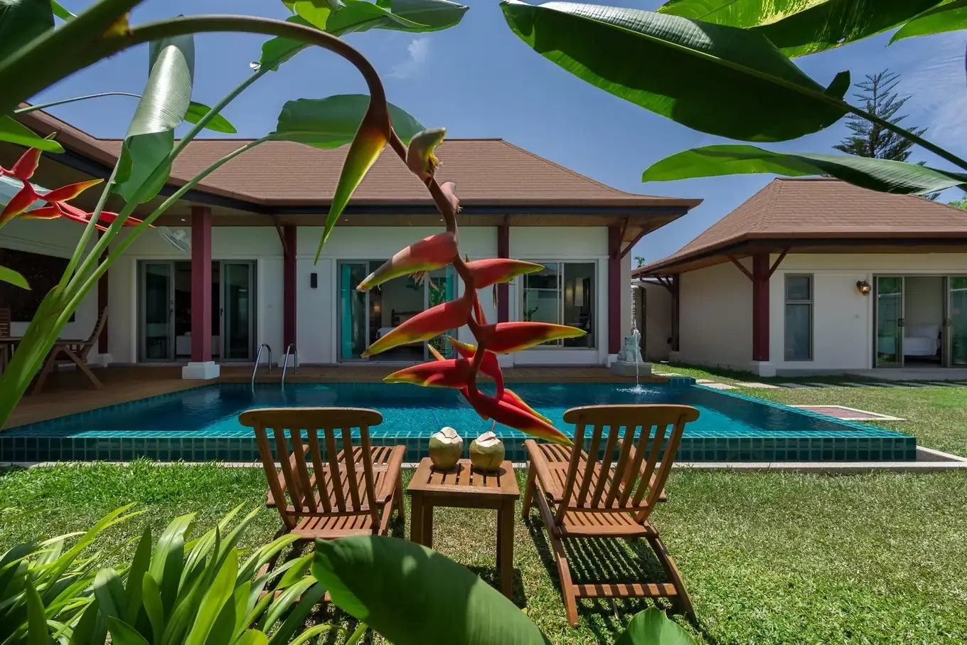 Villa Kaheru, Най Харн — шезлонги и столик у бассейна