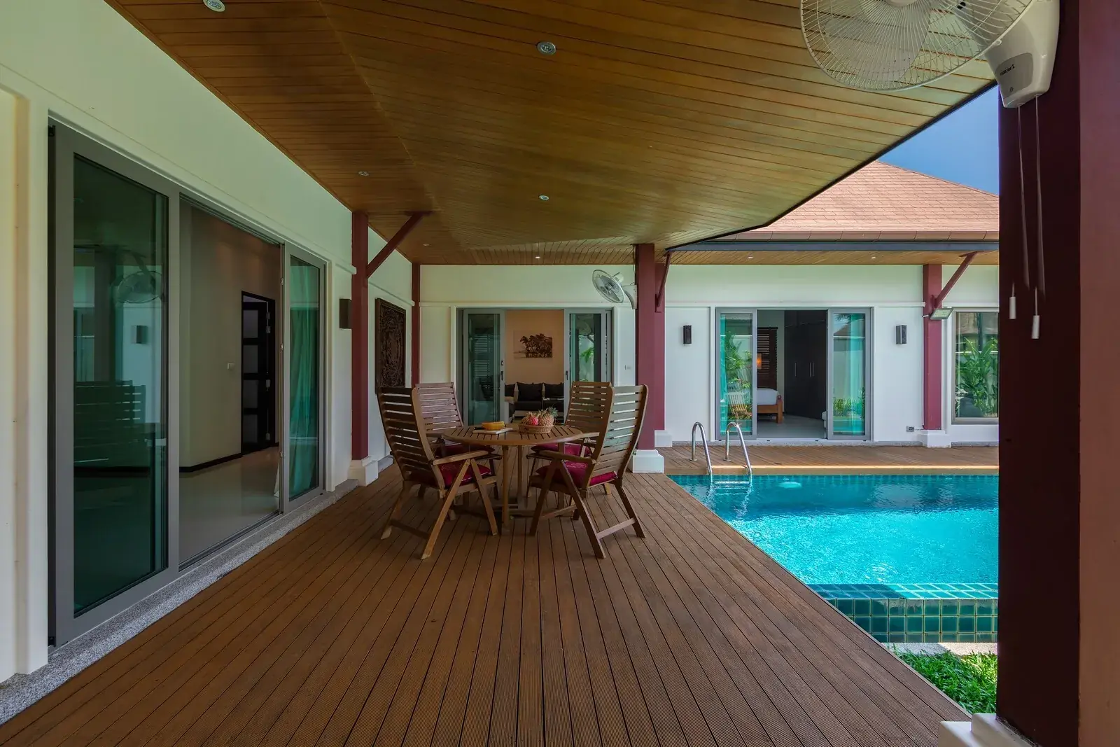 Villa Kaheru, Най Харн — крытая терраса вдоль бассейна
