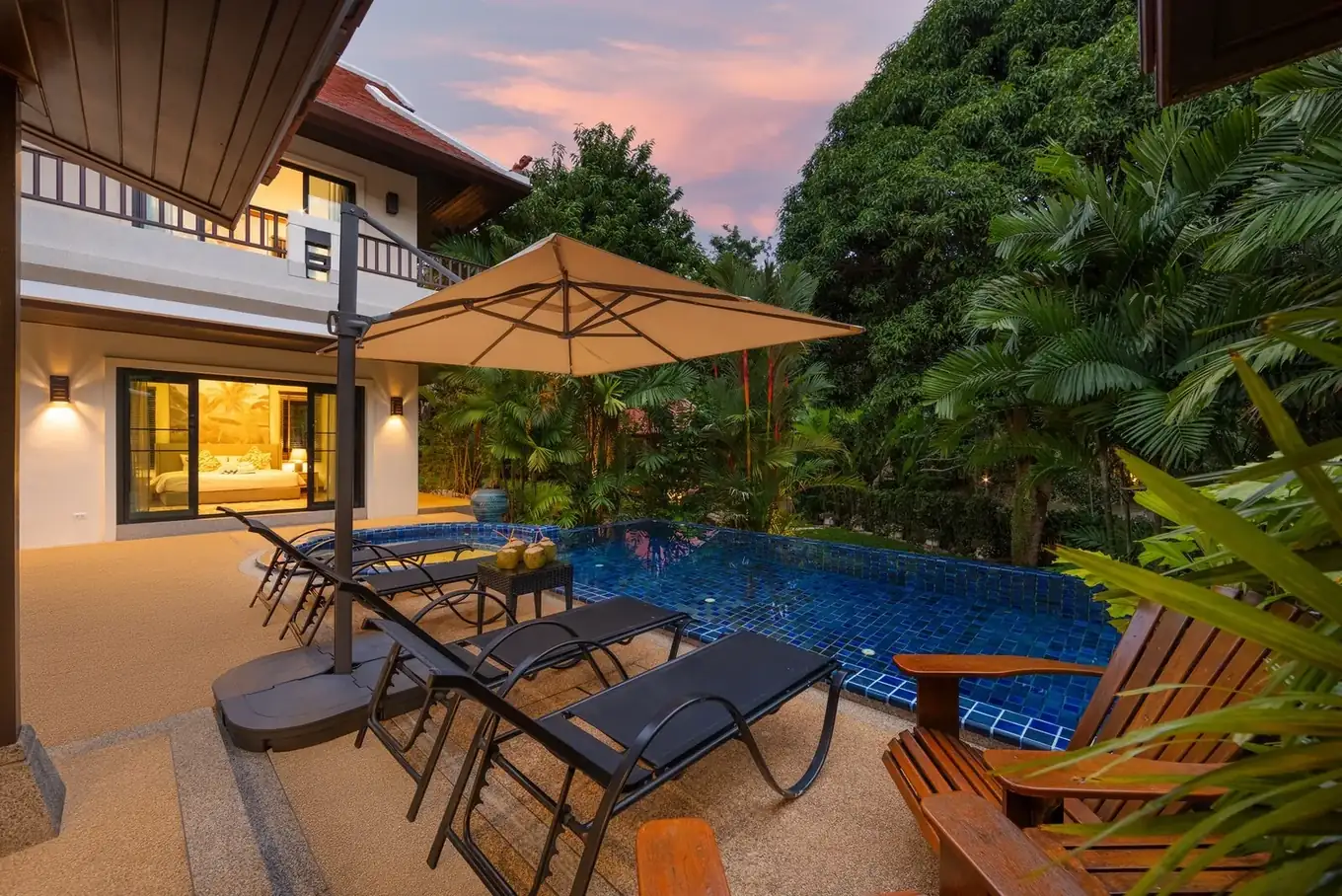 Villa Meraya, Най Харн — бассейн и вилла на закате