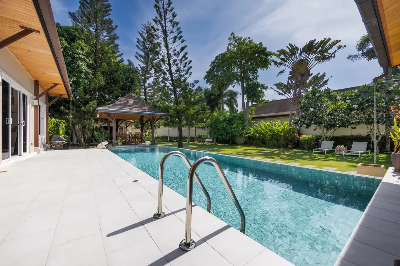 Villa Emilia, Най Харн — бассейн и лестница в воду