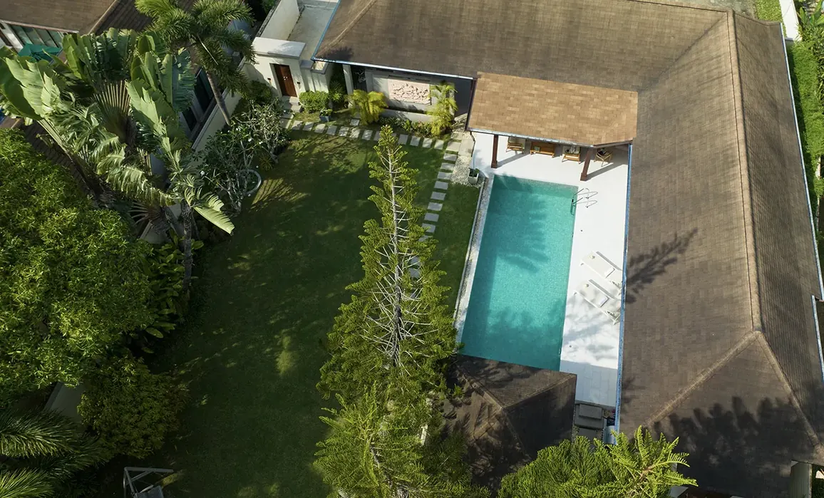 Villa Emilia, Най Харн — вид сверху на бассейн и сад