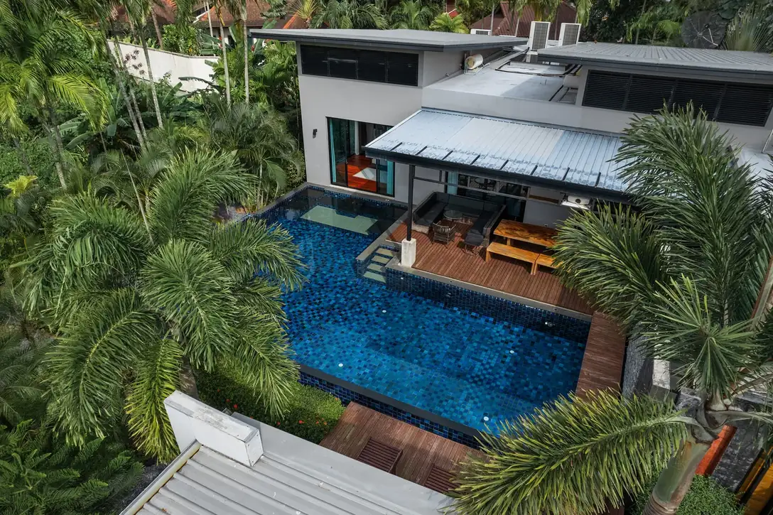 Villa Aroha, Най Харн — вид сверху на виллу и бассейн среди пальм