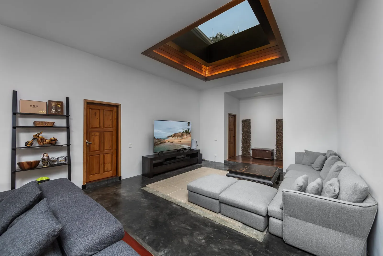 Villa Aroha, Най Харн — гостиная с угловым диваном и телевизором