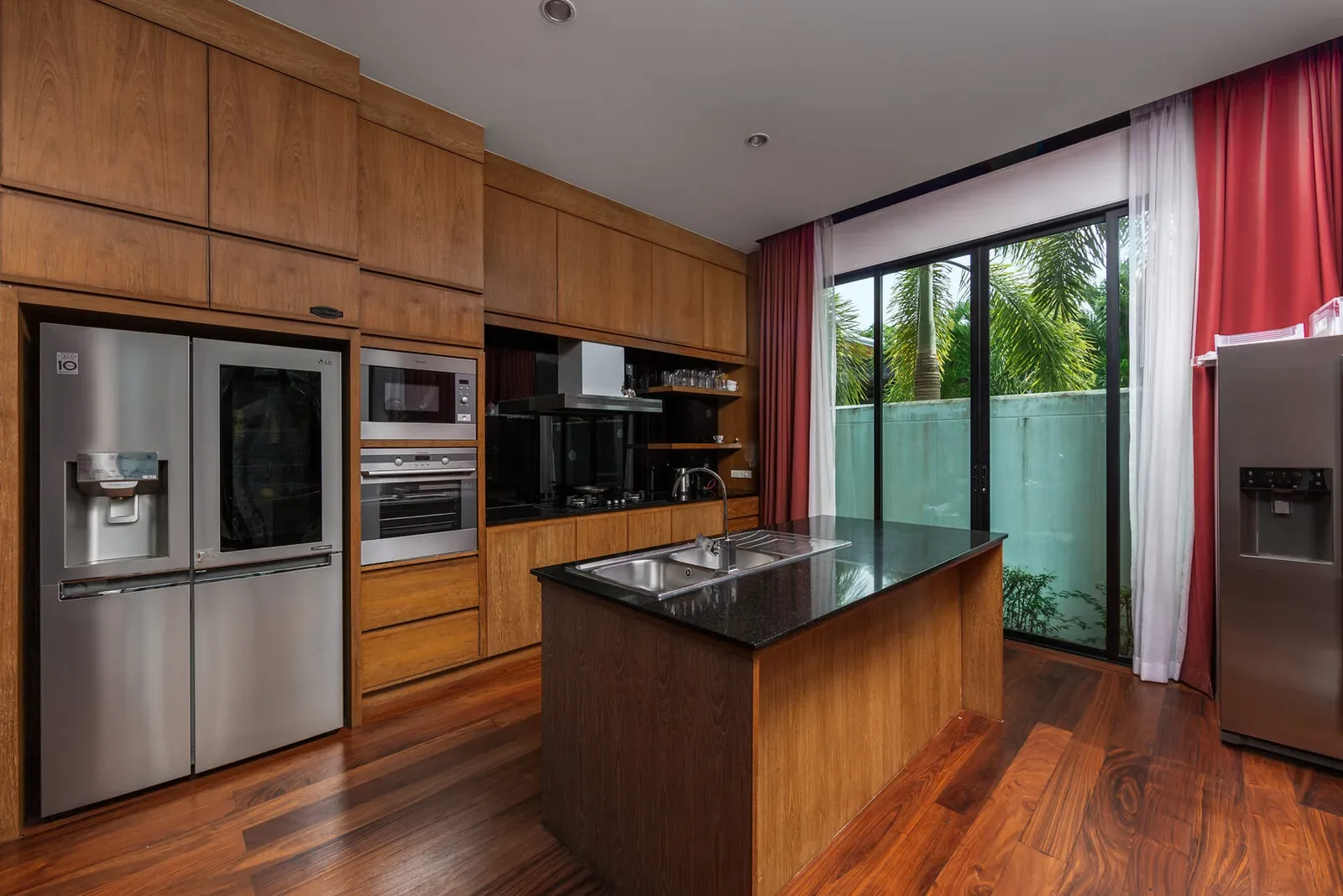 Villa Aroha, Най Харн — кухня с островом, духовым шкафом и холодильником