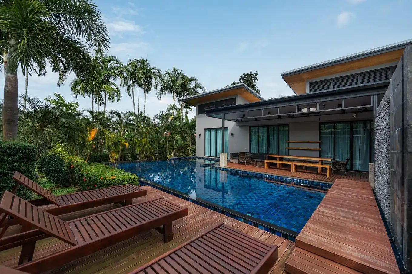 Villa Aroha, Най Харн — шезлонги у бассейна и фасад виллы