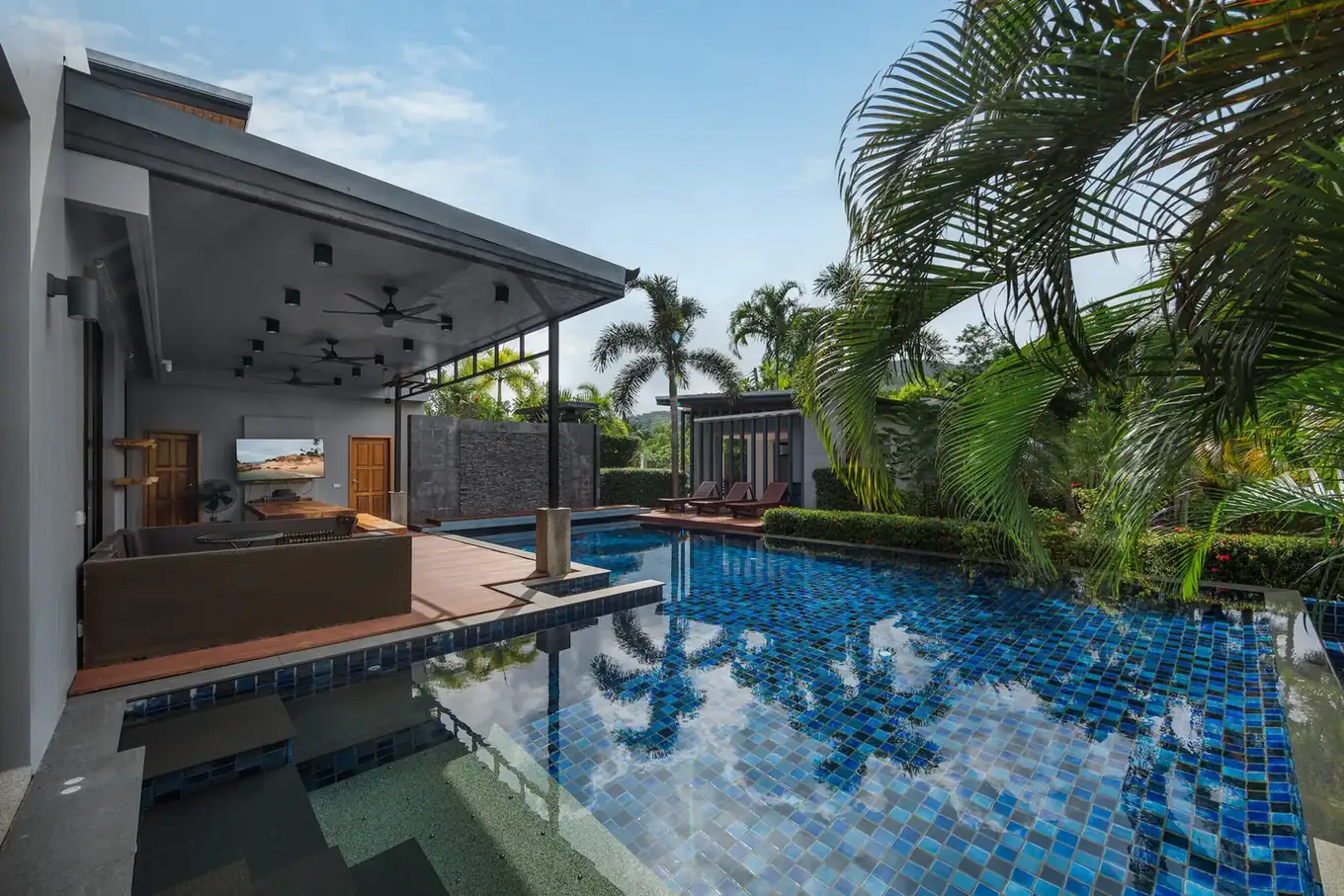 Villa Aroha, Най Харн — открытая гостиная у бассейна