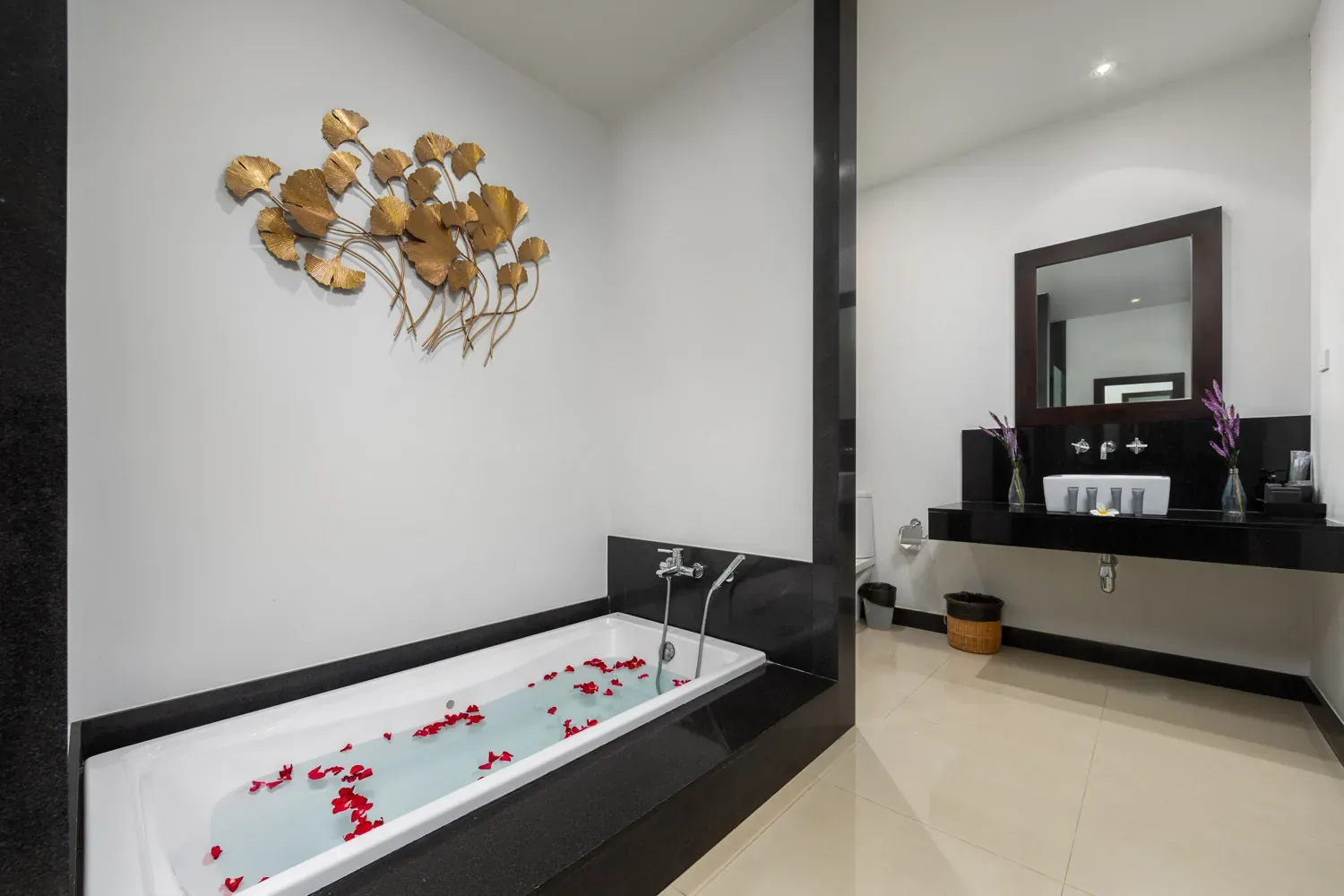 Villa Iotama, Най Харн — ванна с лепестками у зеркала