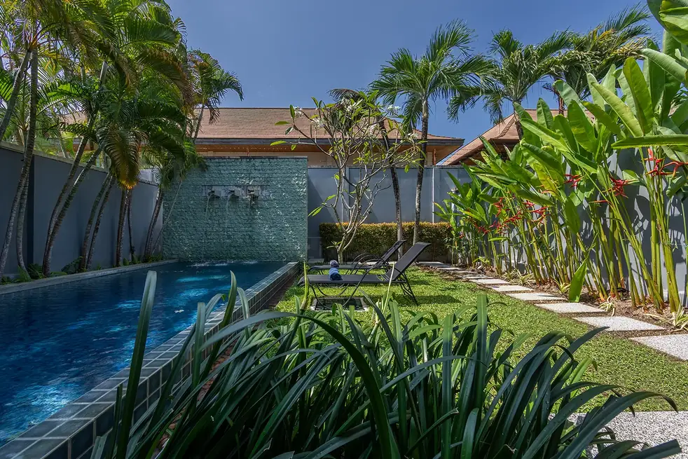 Villa Iotama, Най Харн — сад с геликониями у бассейна