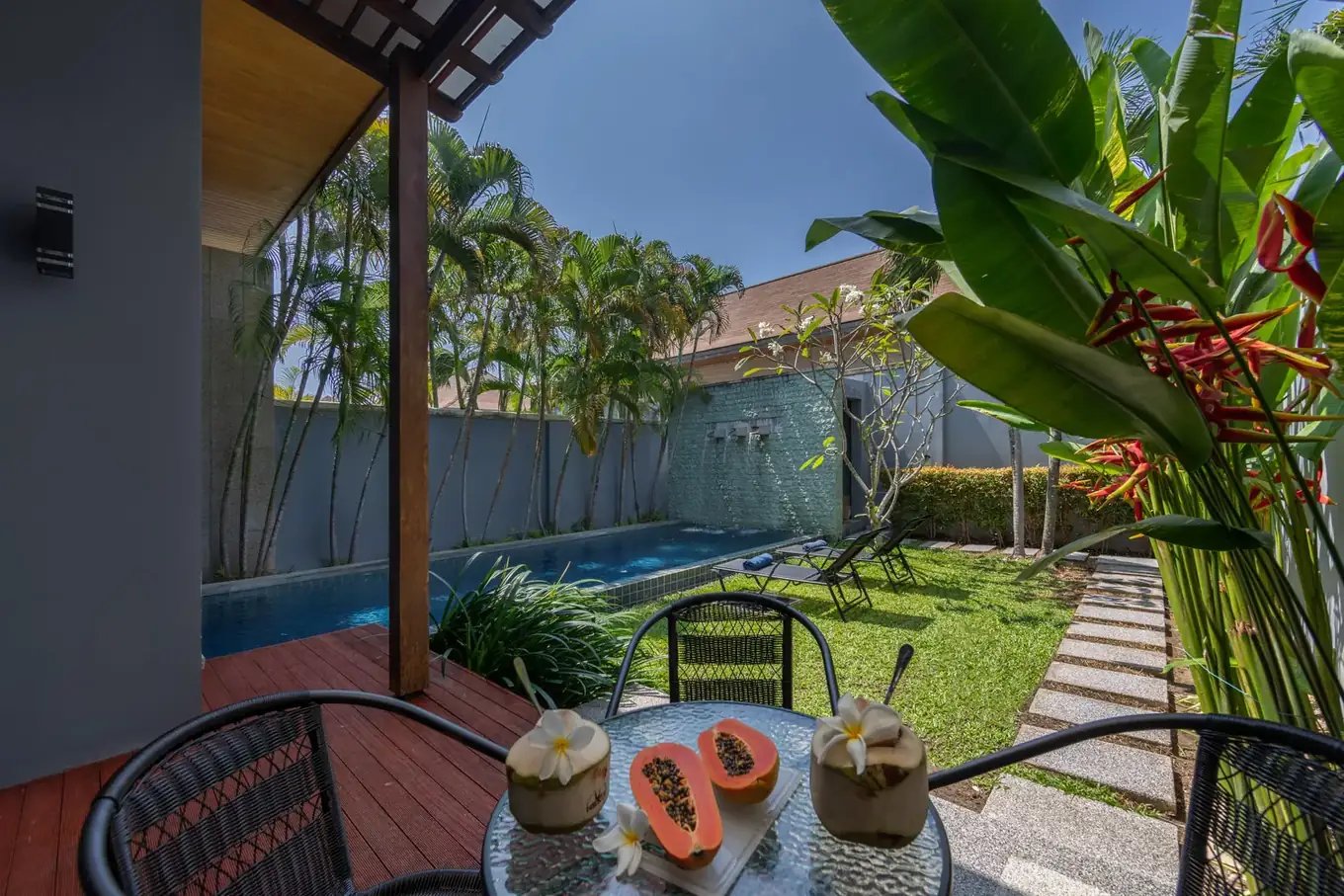 Villa Iotama, Най Харн — столик с фруктами на террасе