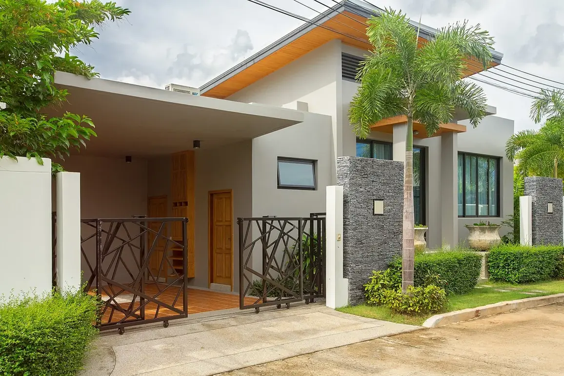 Villa Pulau, Най Харн — фасад виллы и въезд