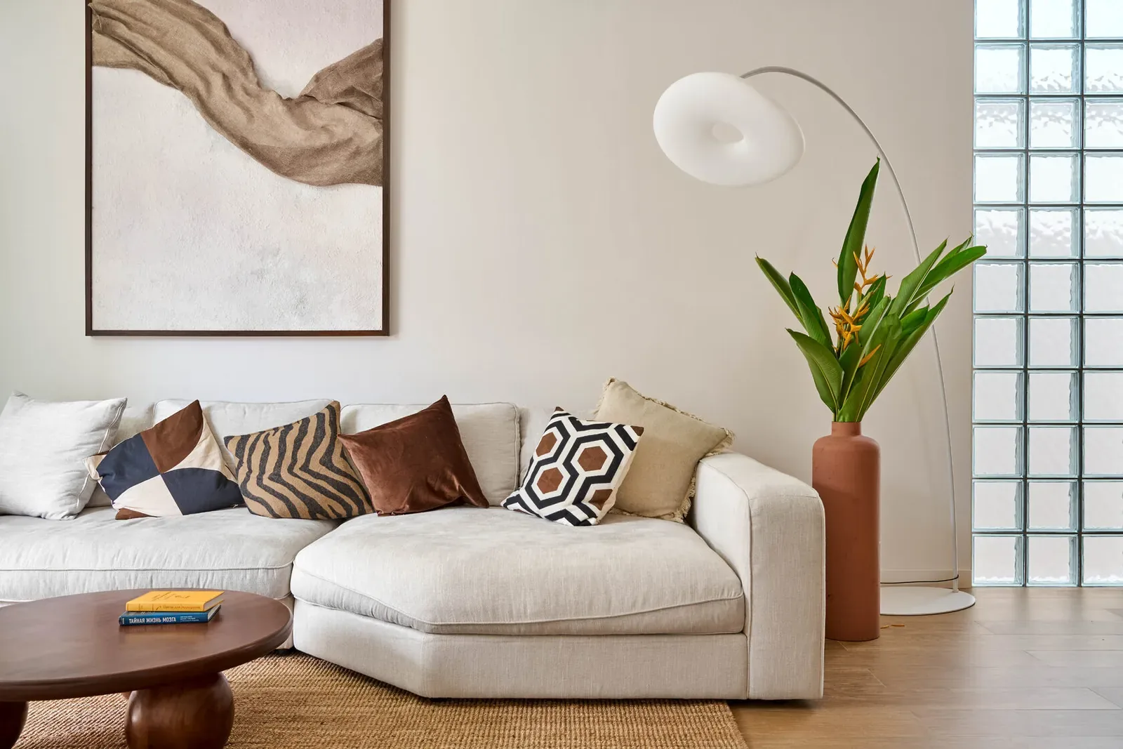 Villa Moana, Най Харн — угловой диван с декоративными подушками
