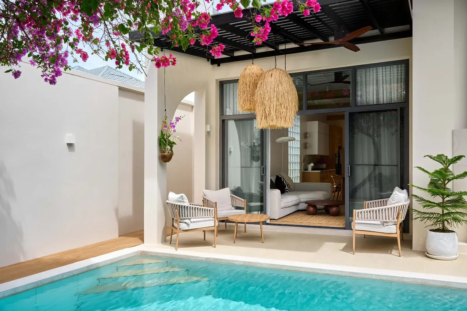 Villa Moana, Най Харн — плетёные кресла на террасе у воды