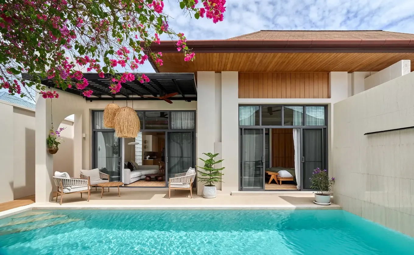 Villa Moana, Най Харн — фасад виллы с бассейном и цветущей бугенвиллеей