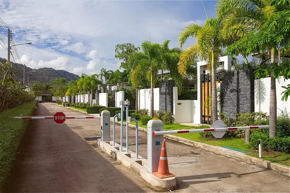 Villa Pulau, Най Харн — улица комплекса с виллами