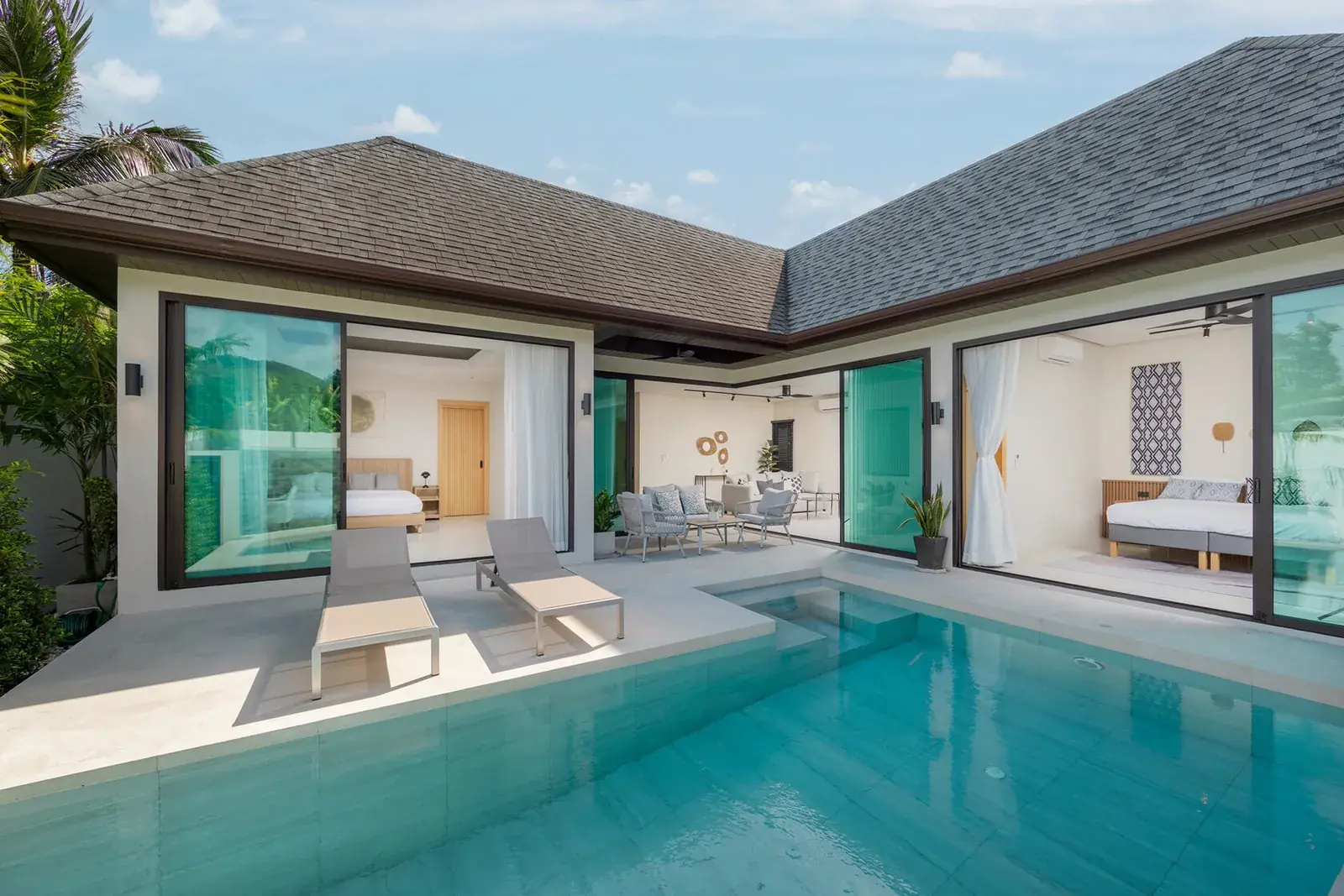 Villa Plunge, Най Харн — три выхода из комнат к бассейну