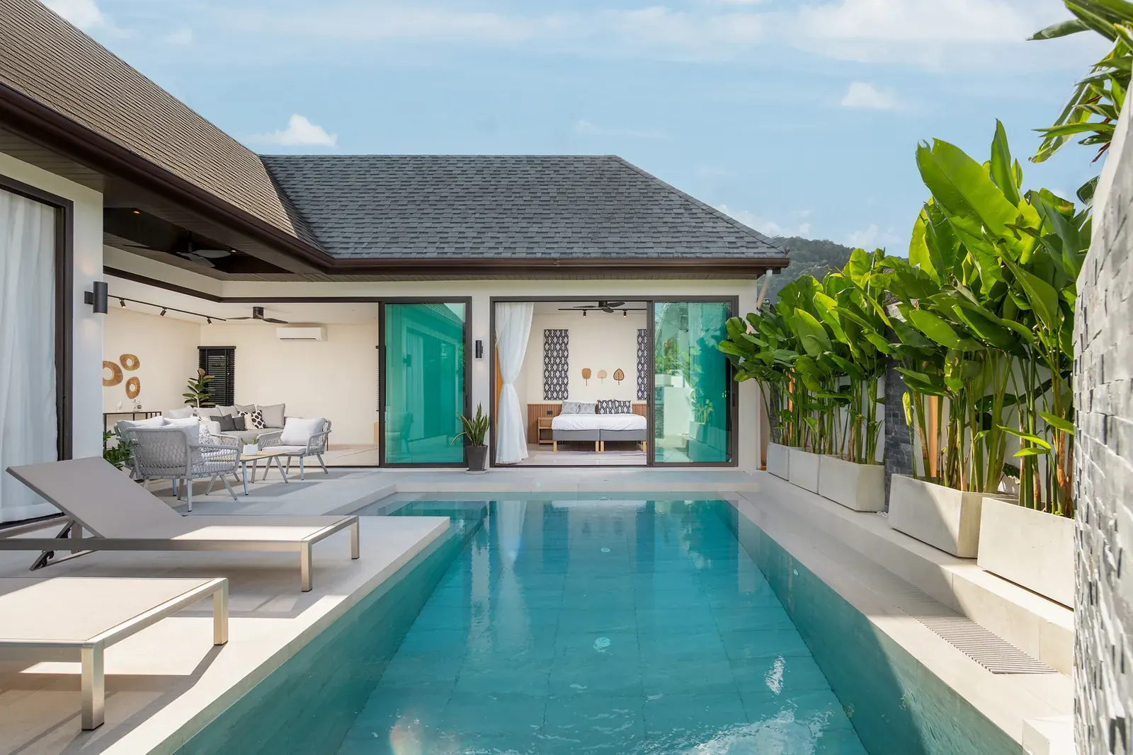Villa Plunge, Най Харн — шезлонги у бассейна вдоль спальни