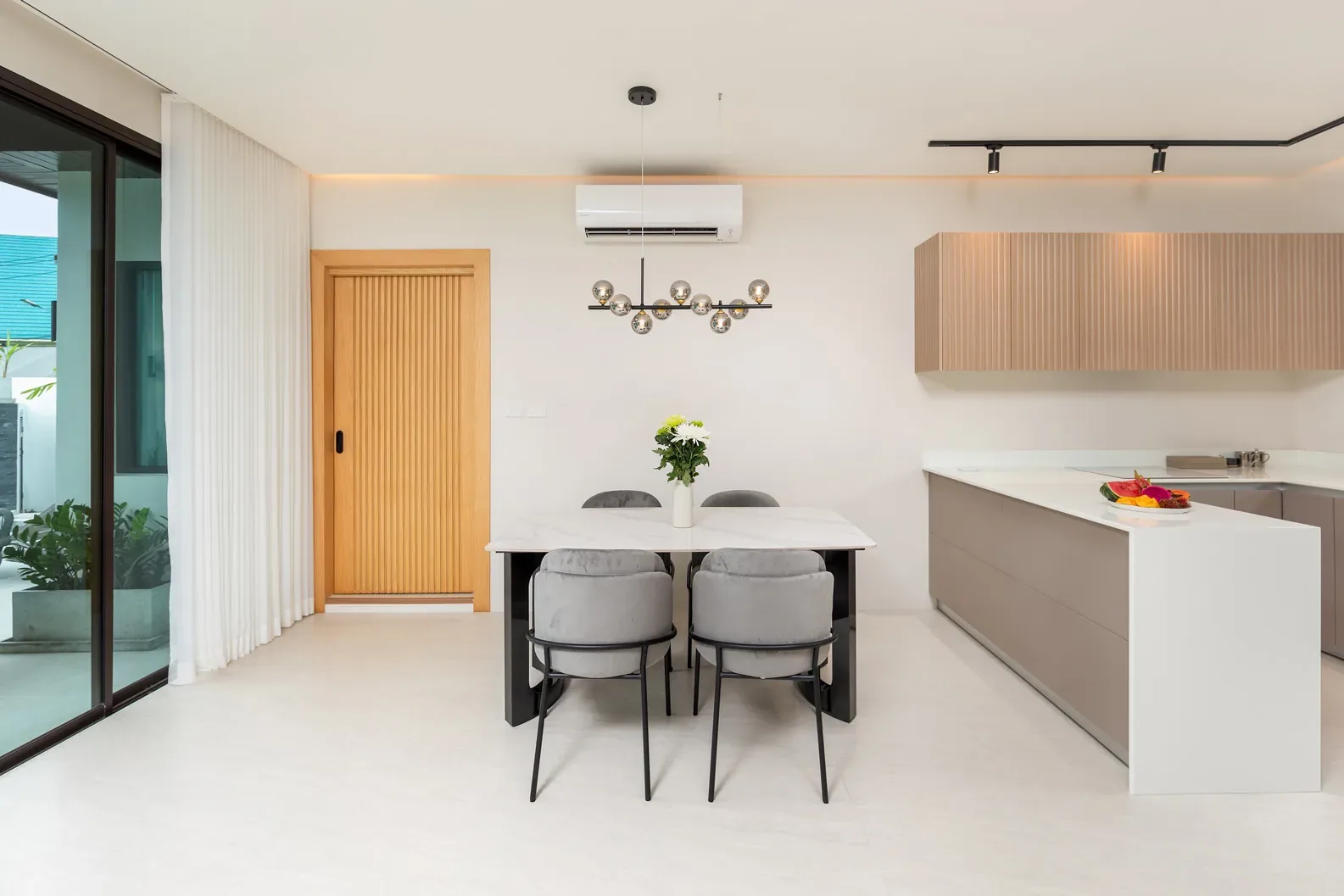 Villa Plunge, Най Харн — кухонный остров и обеденный стол