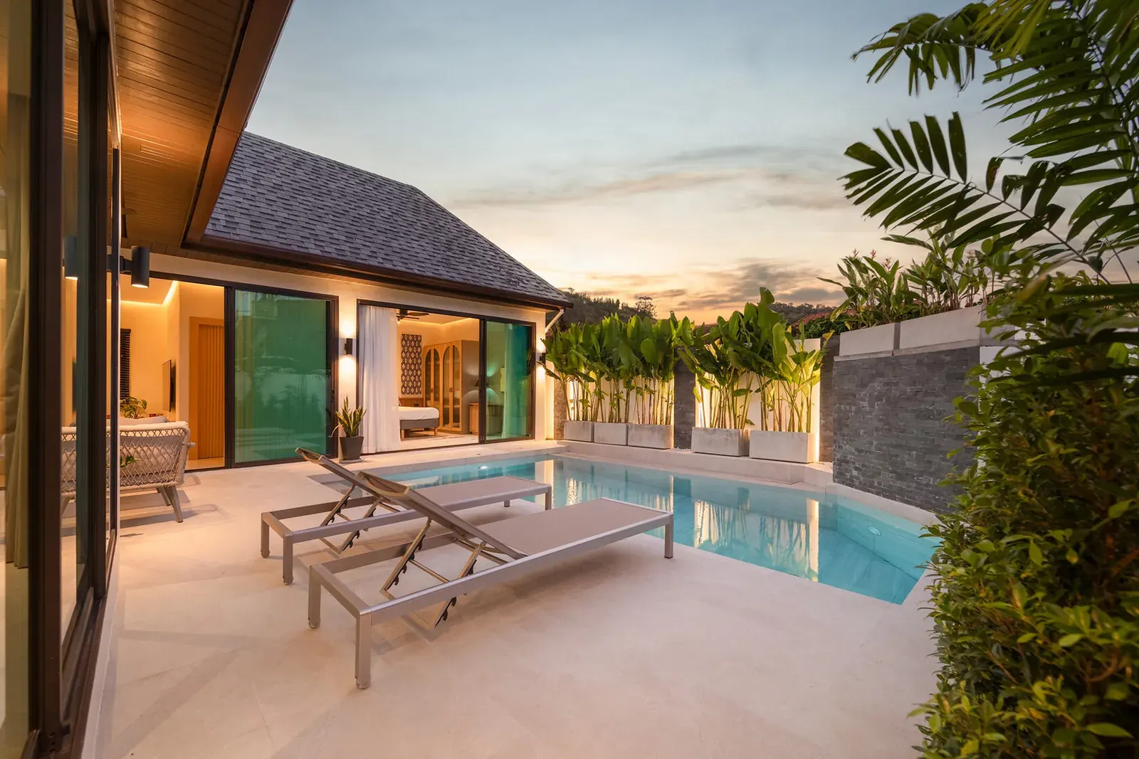 Villa Plunge, Най Харн — шезлонги у бассейна вечером