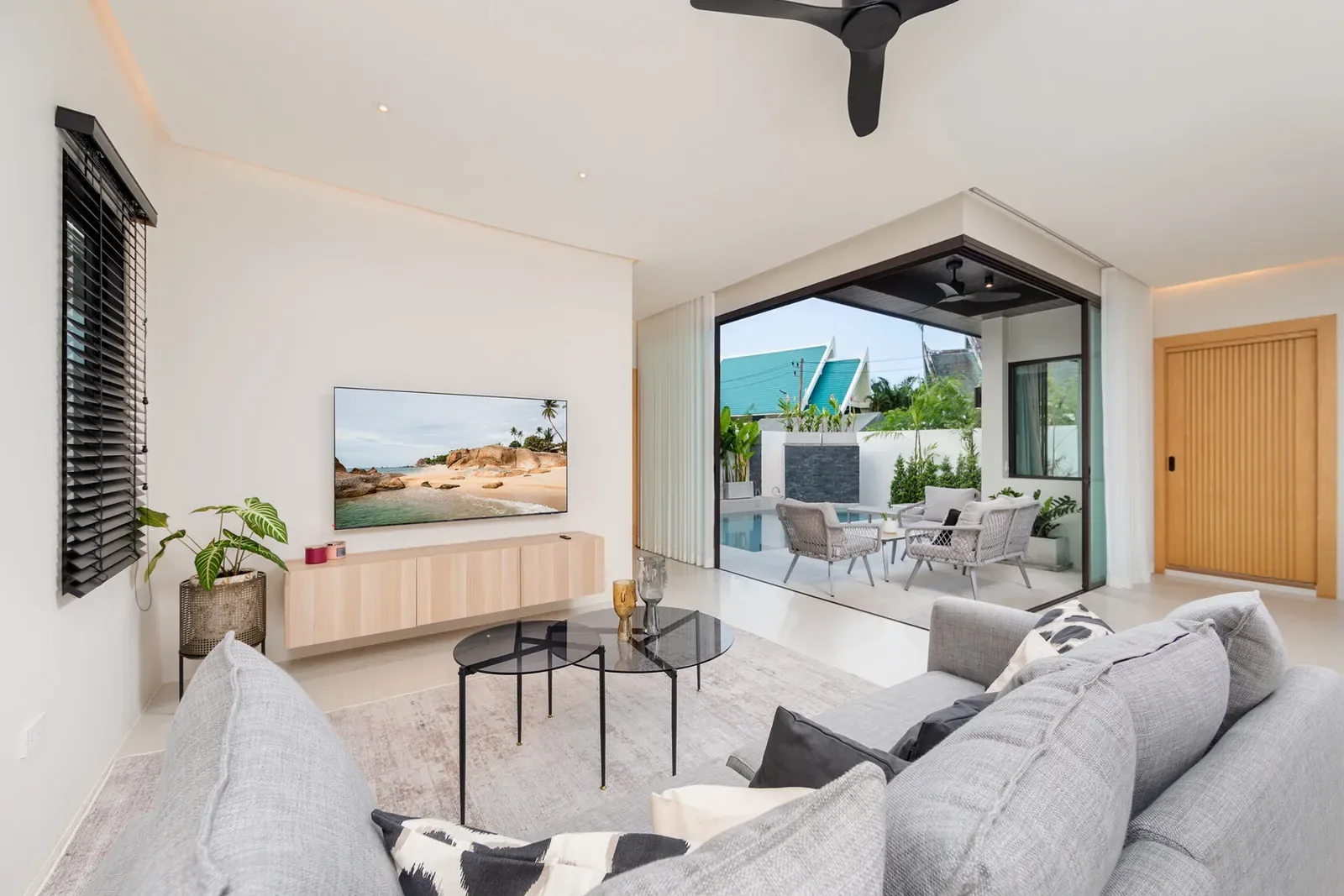Villa Plunge, Най Харн — гостиная с угловым диваном и телевизором