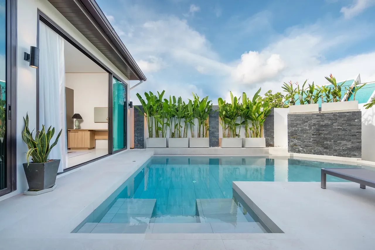 Villa Plunge, Най Харн — бассейн с зоной для загара и выходом из спальни