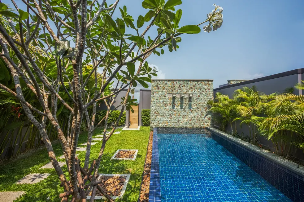 Villa Miriama, Най Харн — бассейн и каменная стена в саду
