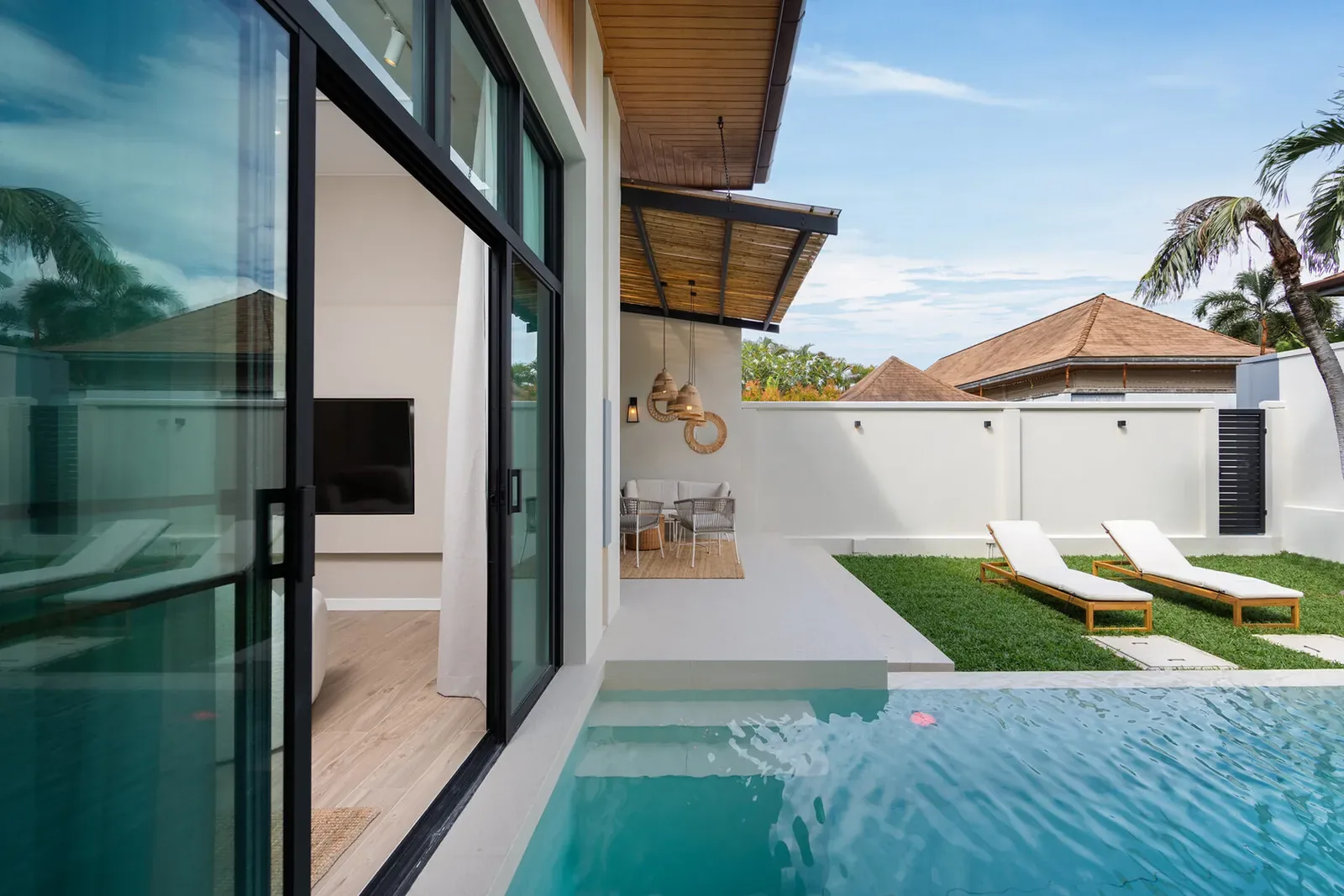 Villa Mios, Най Харн — вид на бассейн от спальни
