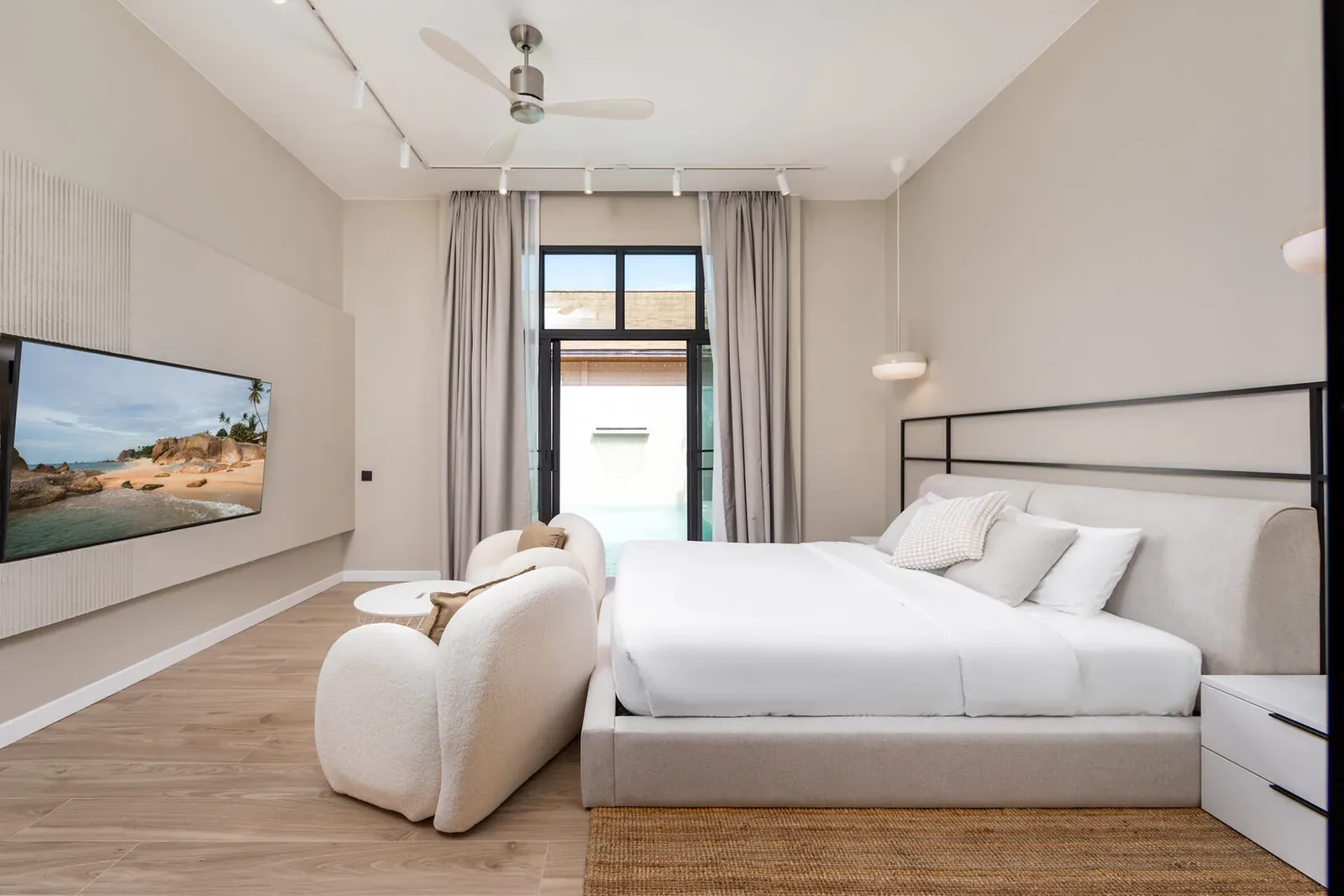 Villa Mios, Най Харн — кровать и пуфы у панорамного окна
