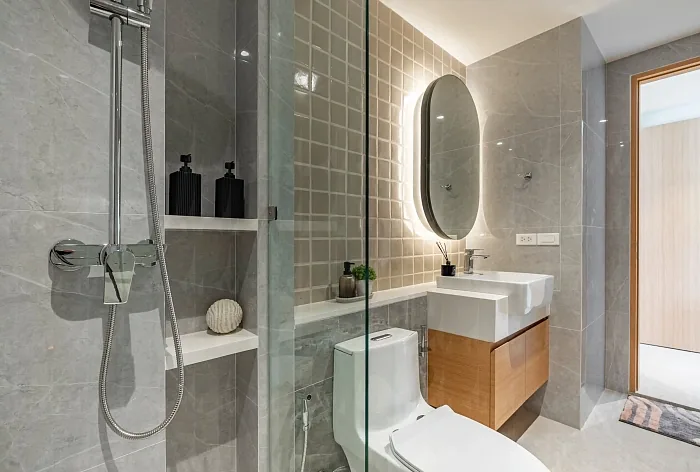 Санузел с душевой за стеклом и овальным зеркалом — Vibe Residence Karon, Карон