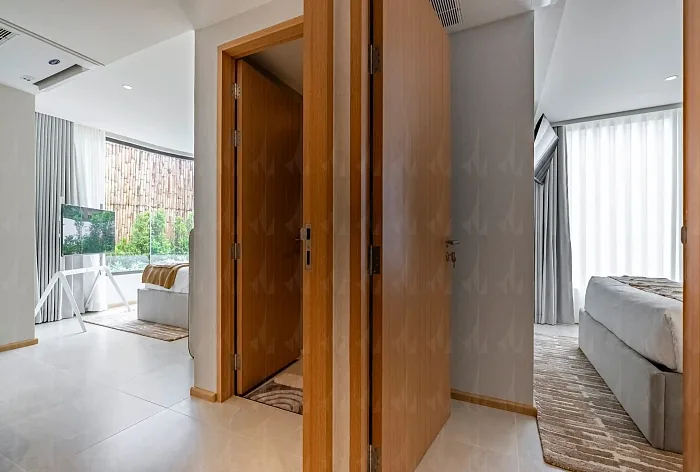 Коридор с проходом в гостиную и спальню — Vibe Residence Karon, Карон