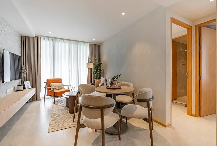 Гостиная с телевизором и обеденным столом — Vibe Residence Karon, Карон
