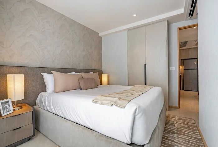 Спальня с гардеробом и тумбами у кровати — Vibe Residence Karon, Карон