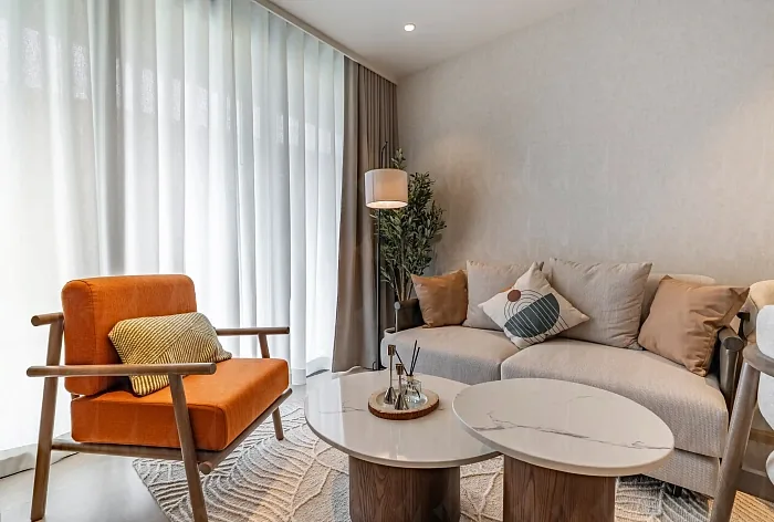Гостиная с диваном и оранжевым креслом — Vibe Residence Karon, Карон