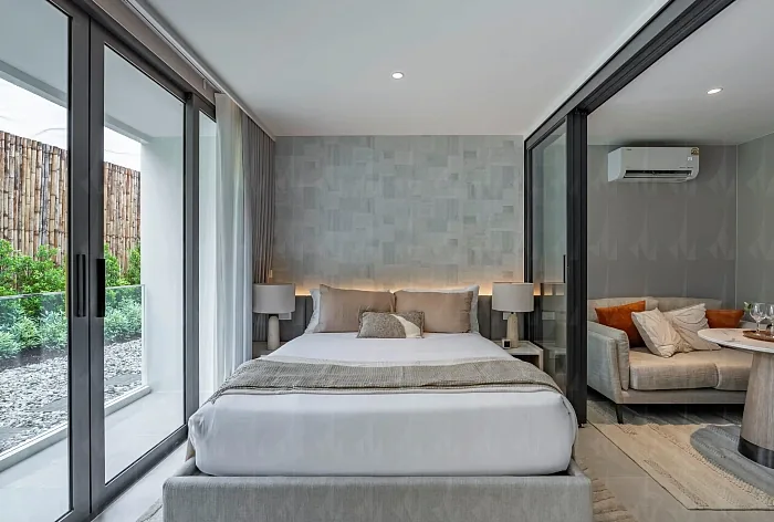 Спальня с панорамным остеклением и гостиной за стеклом — Vibe Residence Karon, Карон