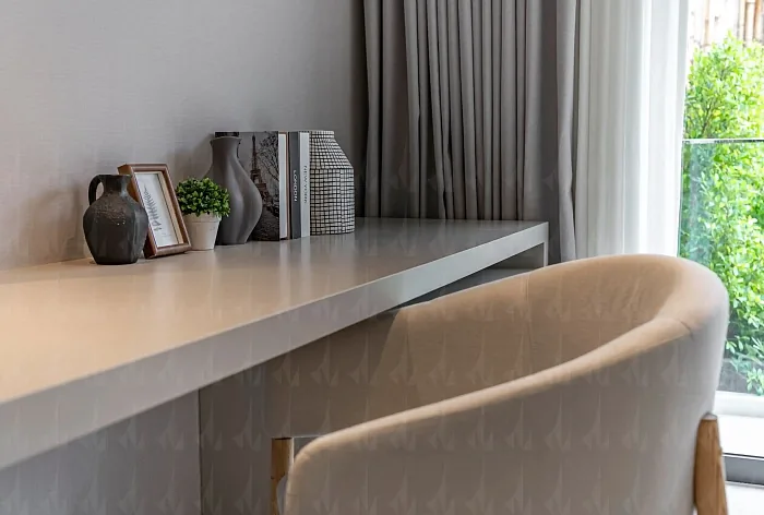 Рабочий стол с креслом у окна — Vibe Residence Karon, Карон