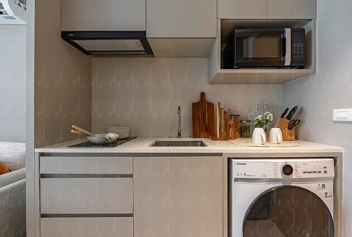 Кухня со встроенной техникой и стиральной машиной — Vibe Residence Karon, Карон