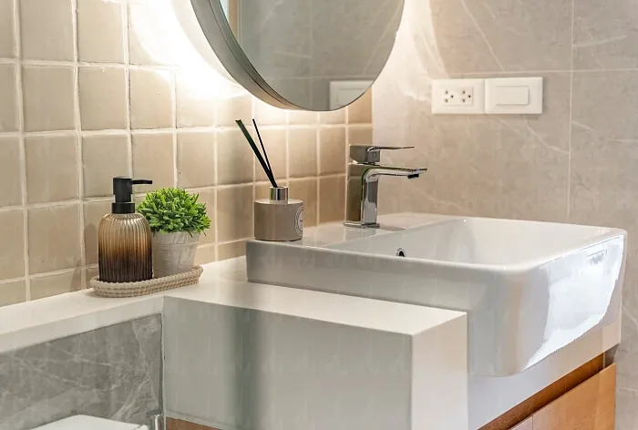 Раковина с круглым зеркалом в санузле — Vibe Residence Karon, Карон