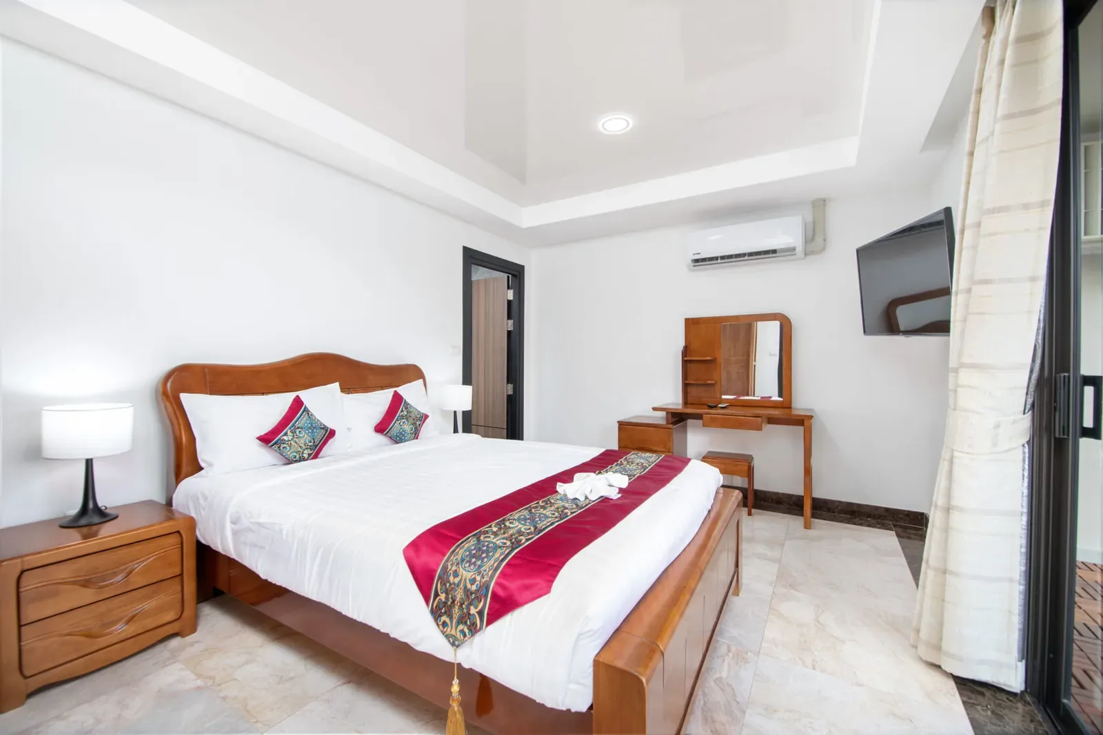 Апартаменты 2 спальни 70 м², NBC Nai Harn — вторая спальня с туалетным столиком