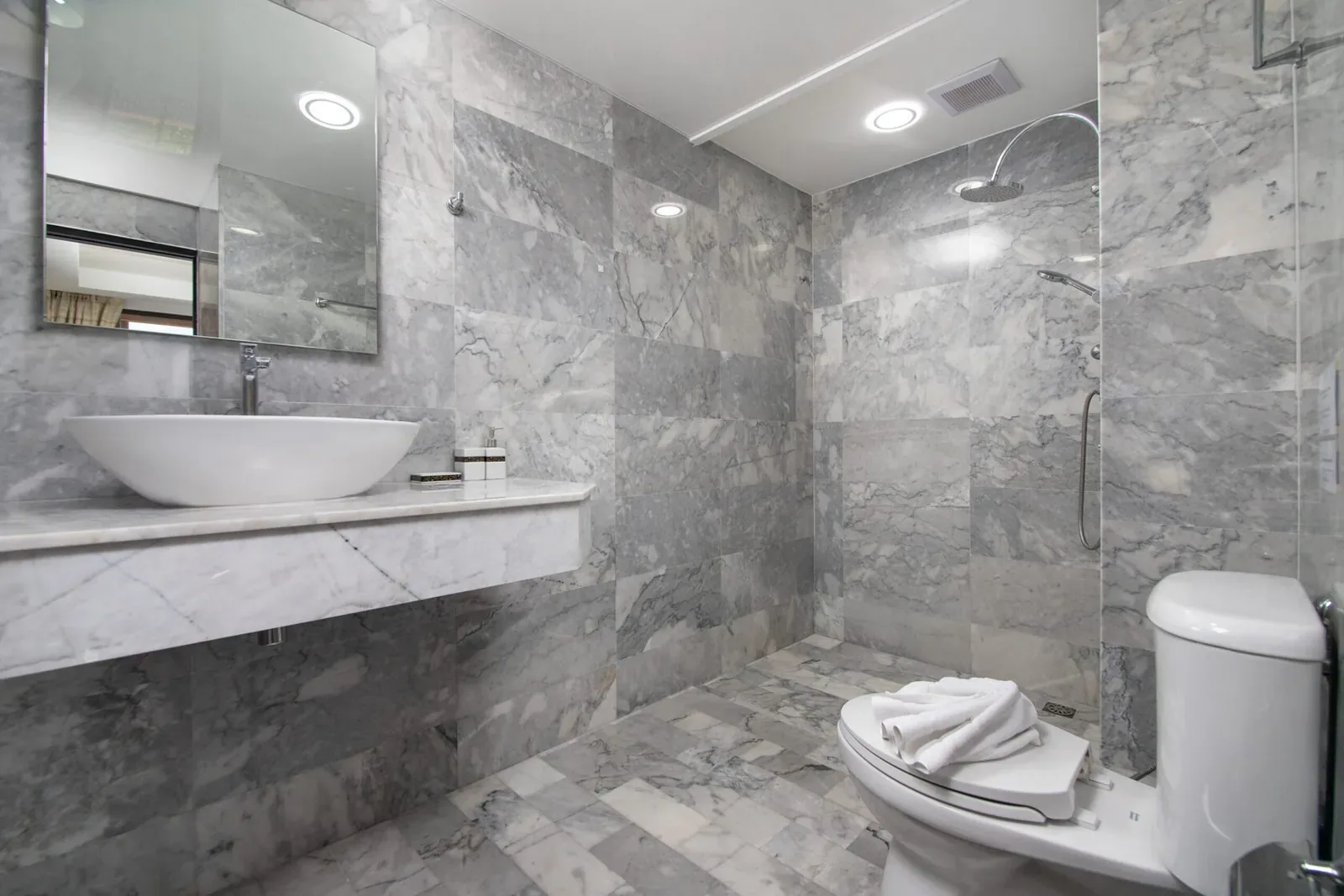 Апартаменты 2 спальни 70 м², NBC Nai Harn — ванная комната с душем и раковиной