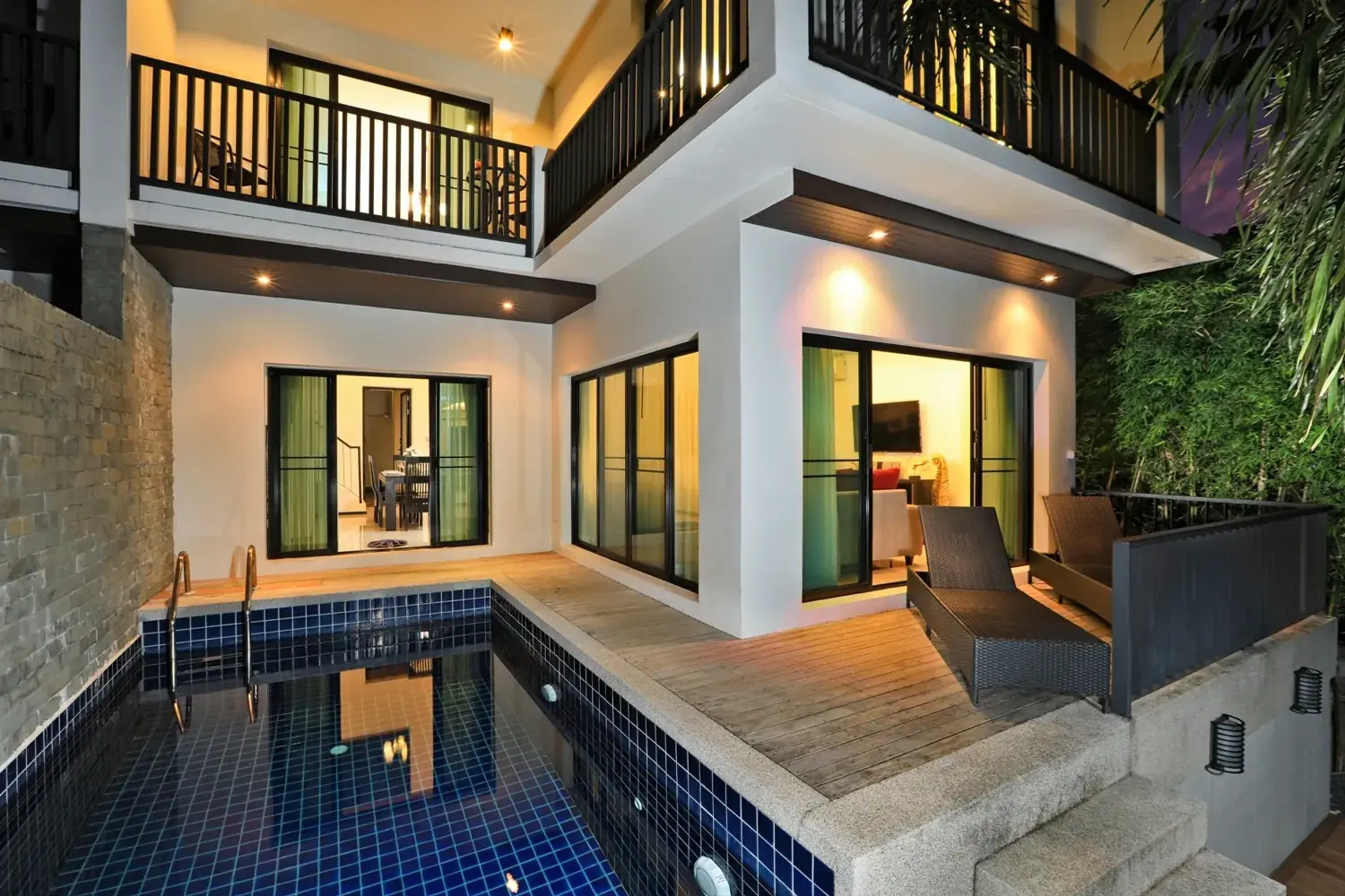 Villa Emauha, Най Харн — бассейн и двухэтажный корпус виллы