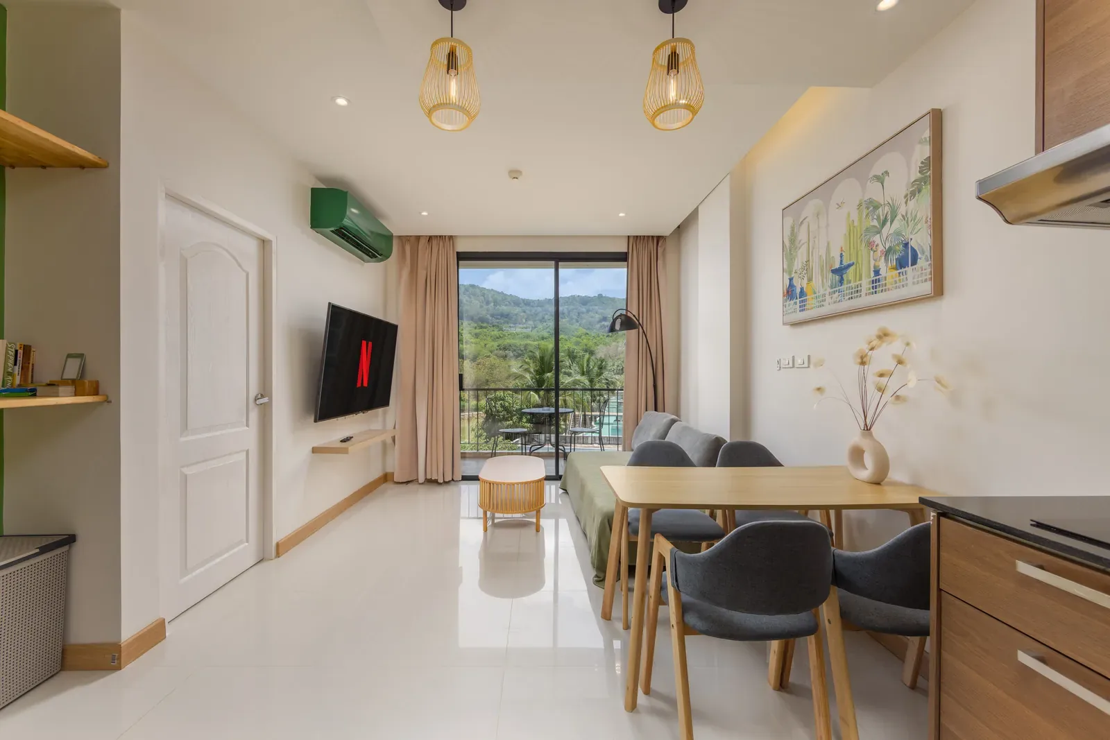 The Lago Suite Akko, Най Харн — столовая с телевизором и выходом на балкон