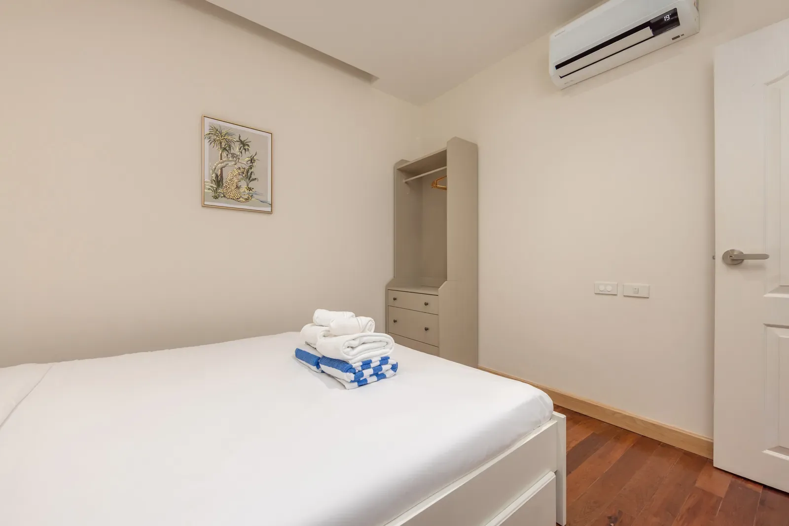 The Lago Suite Akko, Най Харн — спальня со встроенным шкафом