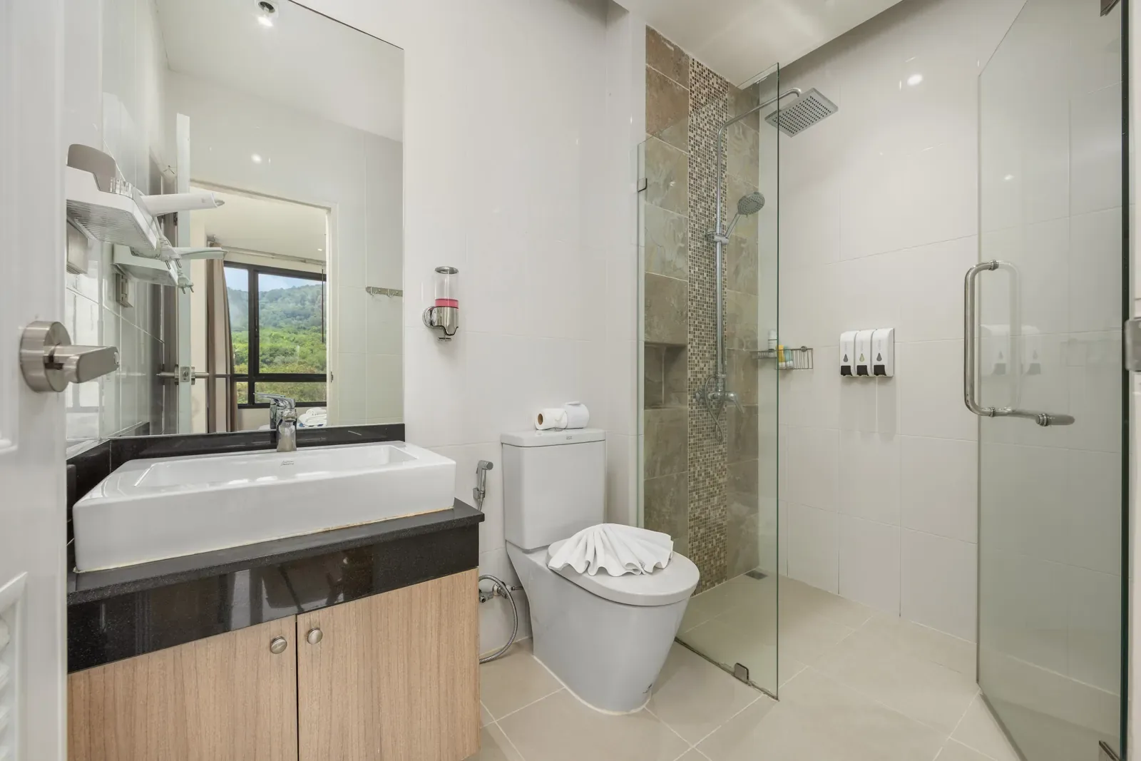 The Lago Suite Akko, Най Харн — ванная с раковиной и стеклянной душевой
