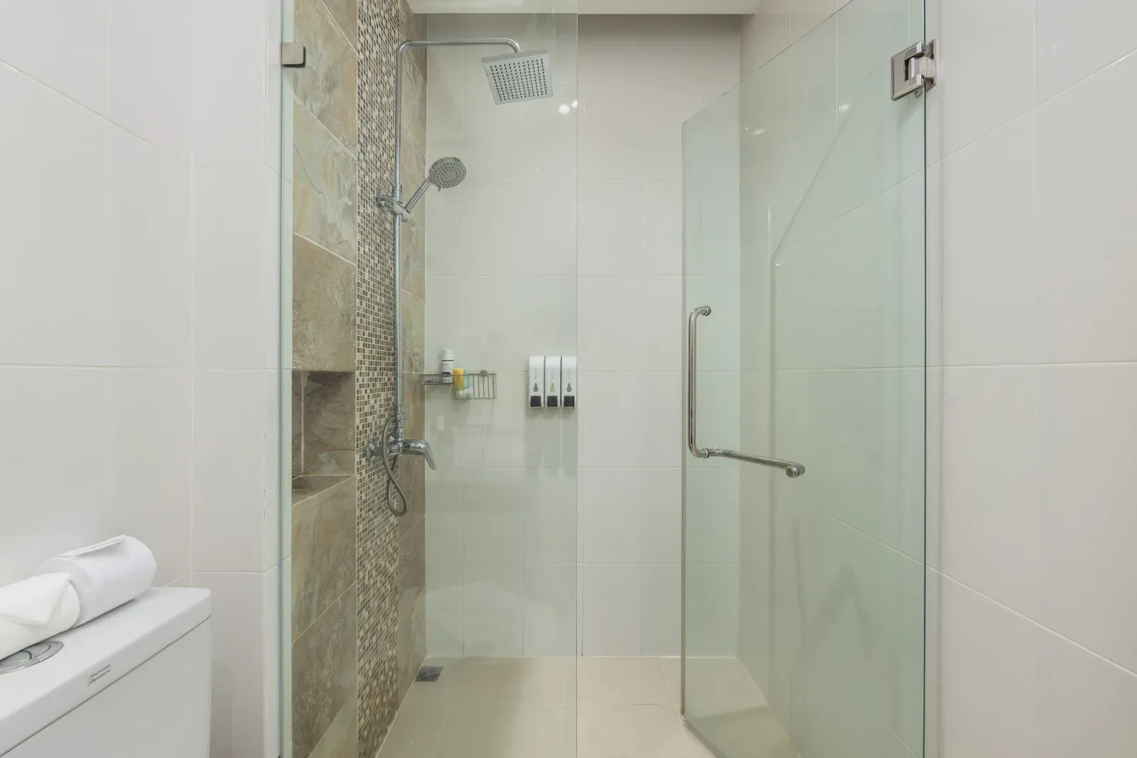 The Lago Suite Akko, Най Харн — душевая кабина со стеклянной дверью