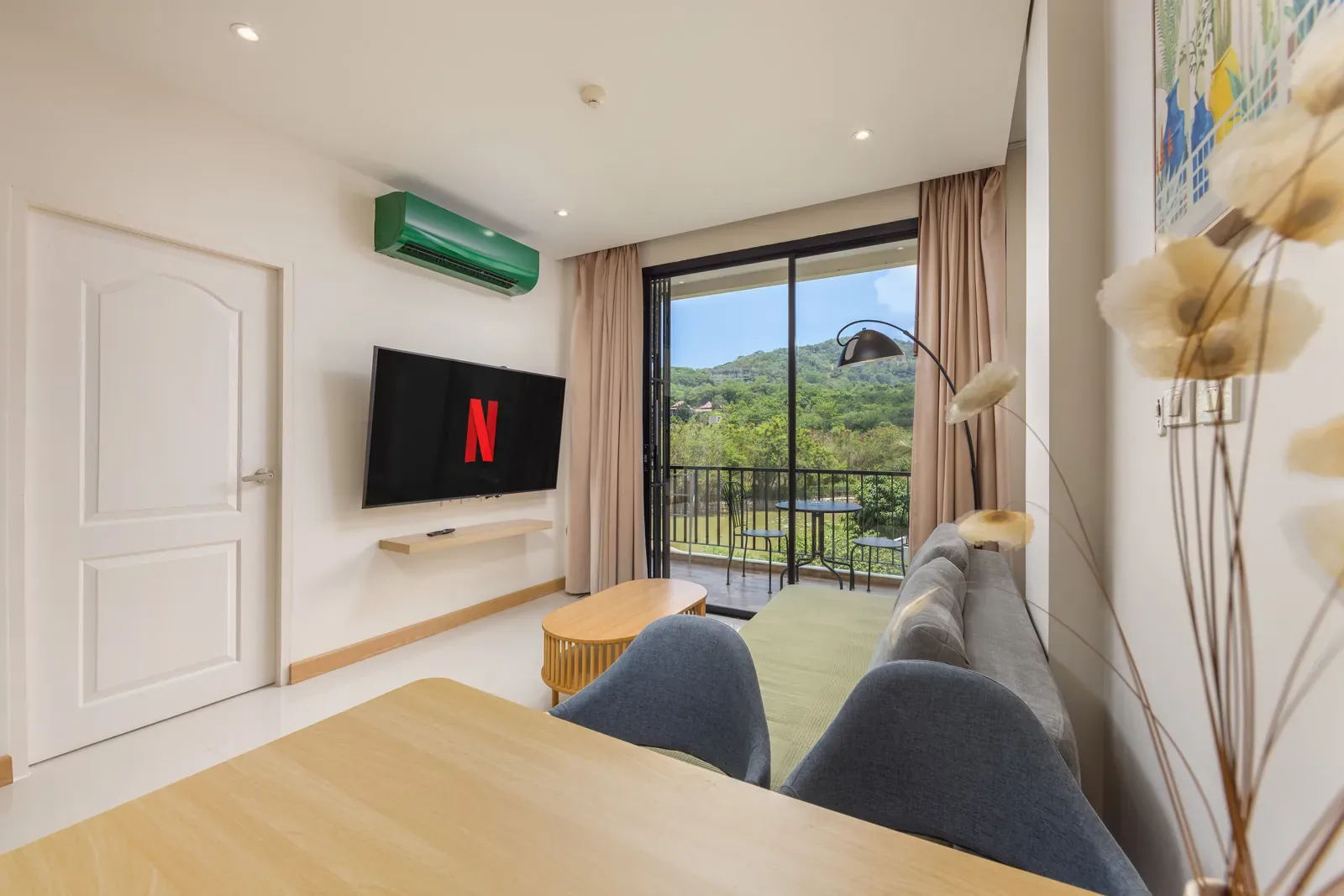 The Lago Suite Akko, Най Харн — обеденный стол у окна рядом с гостиной